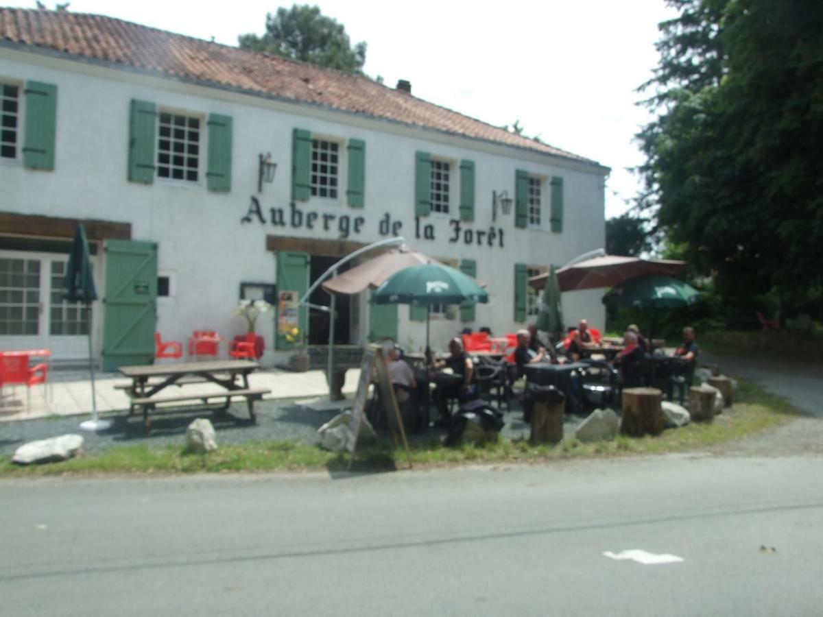 L'Auberge De La Foret Mervent Exteriör bild